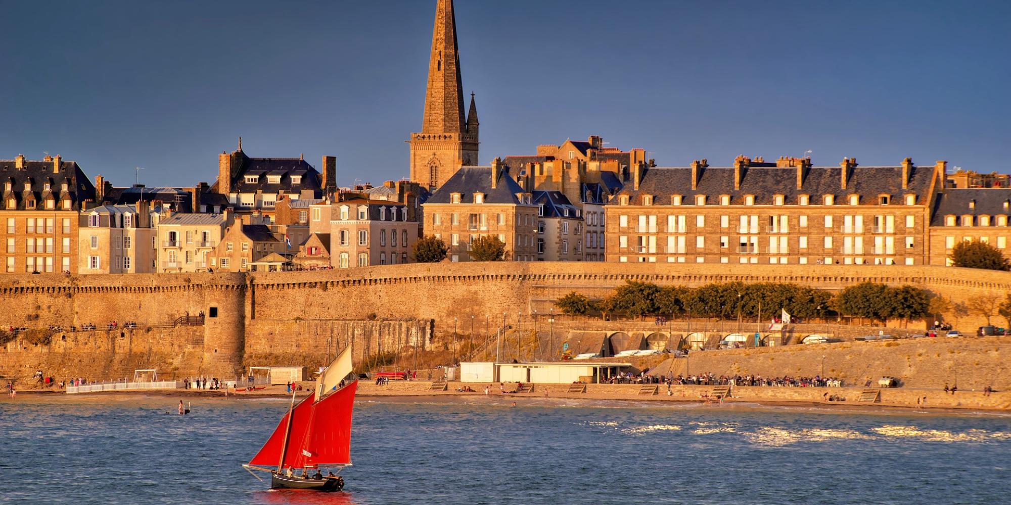 Hôtel Quic en Groigne, Au coeur de la Ville close, découvrer l'Hôtel 3 étoiles, le Quic en Groigne. Hotel Niché proche des remparts et de la plage de la cité