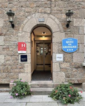 street of the hotel in the heart of the corsair city, Hotel Quic en Groigne Saint Malo